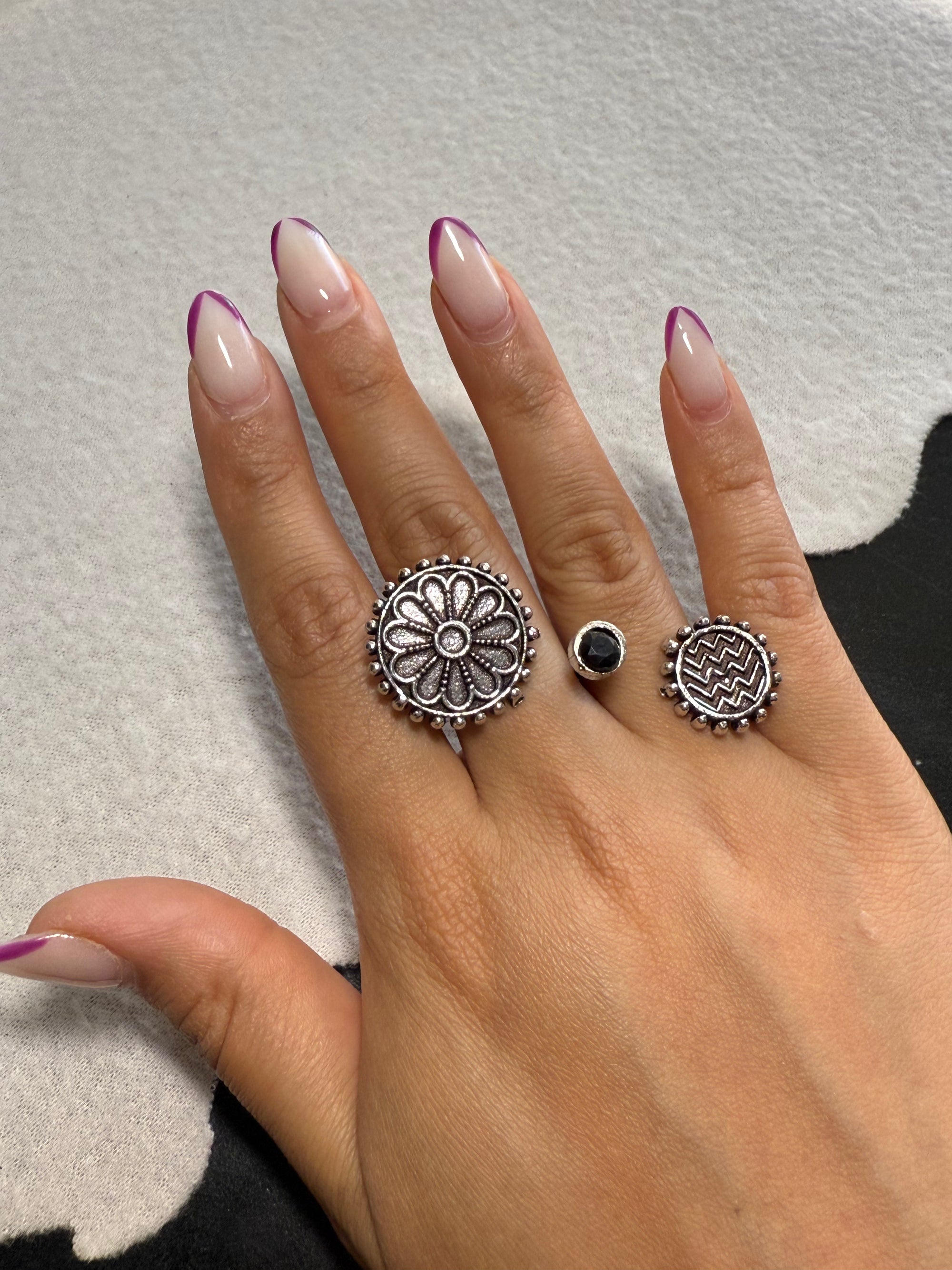 Floral 2 Finger Ring - Black