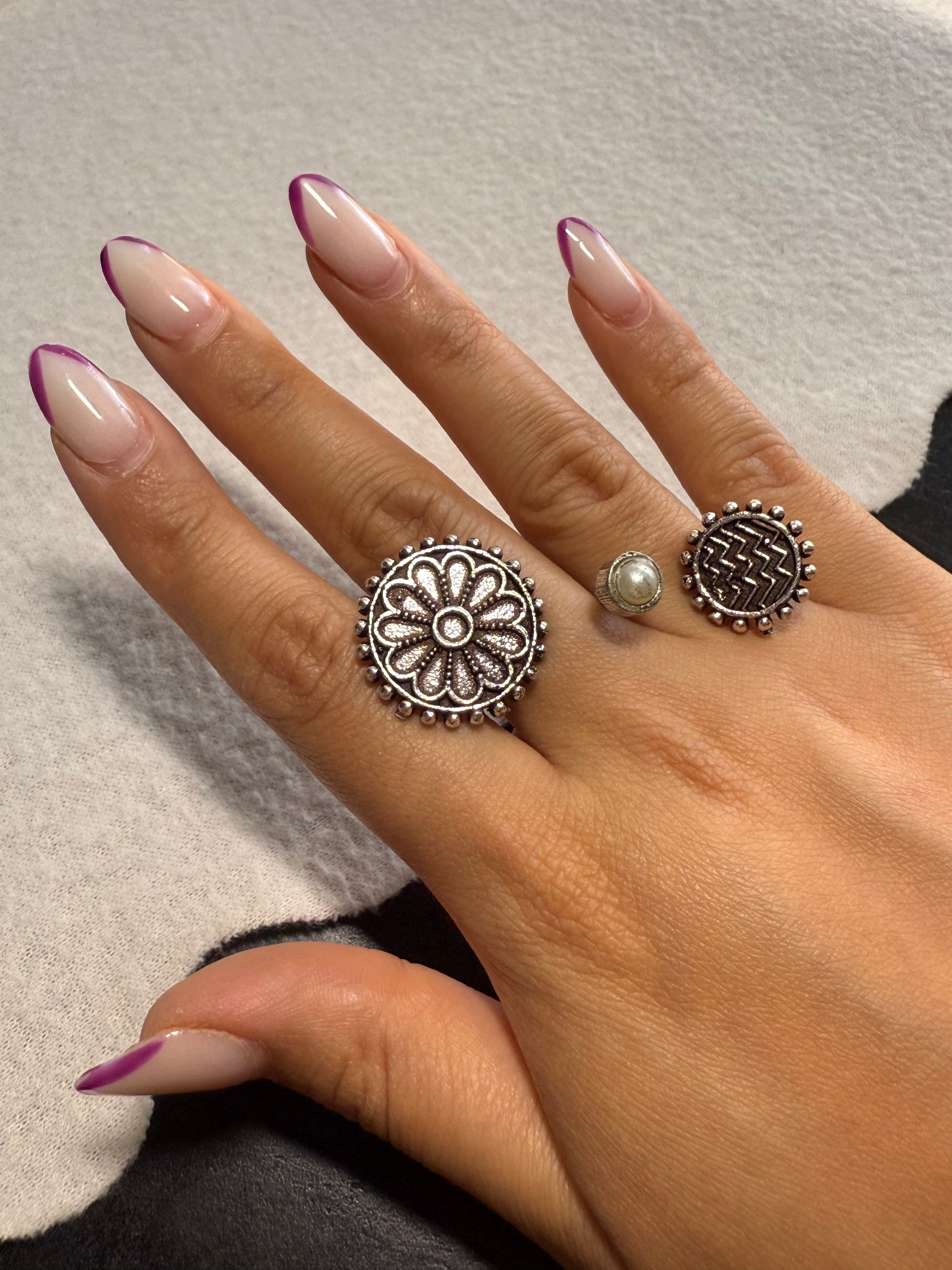 Floral 2 Finger Ring - White