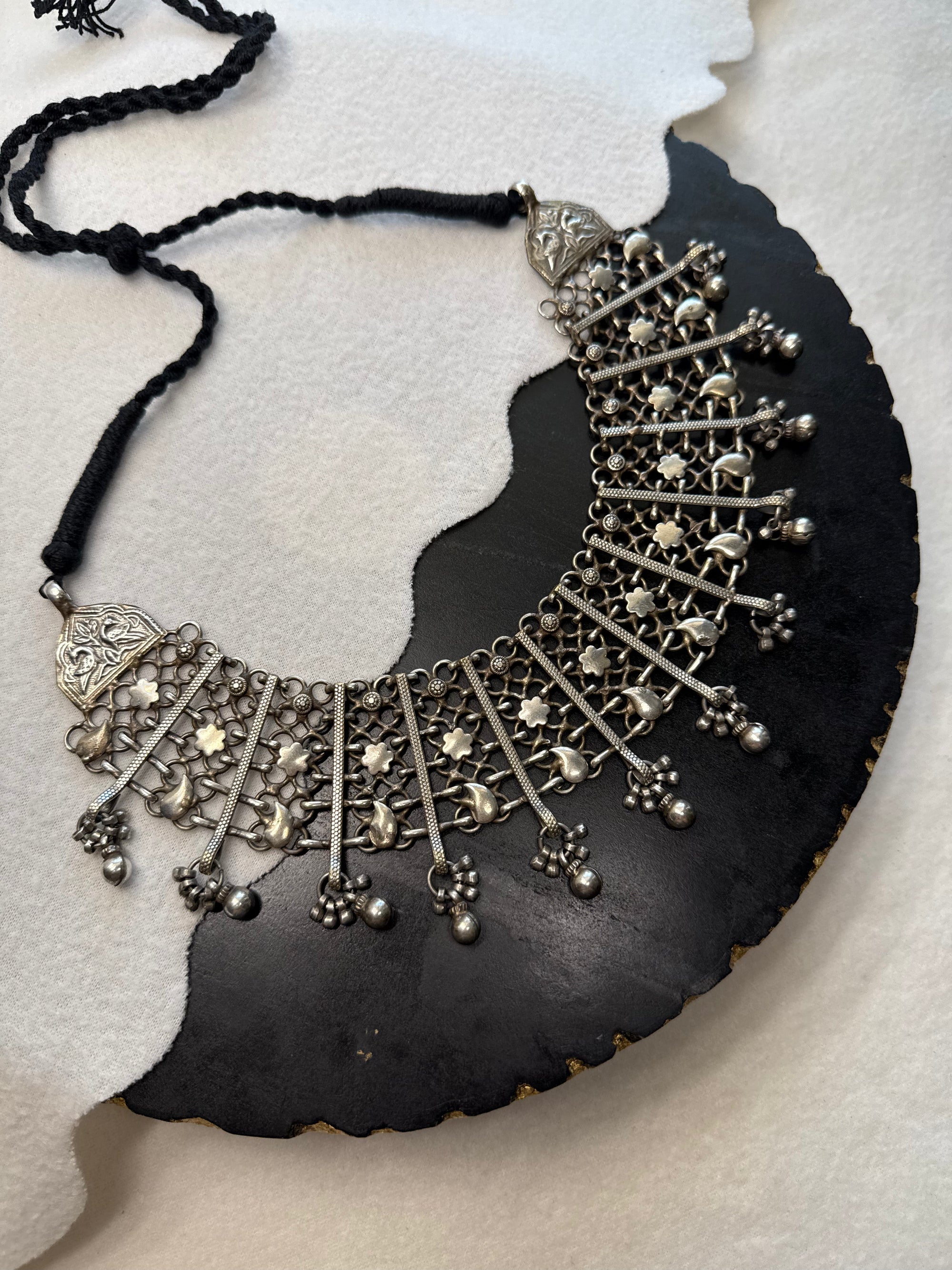 Jaali Oxidized Choker