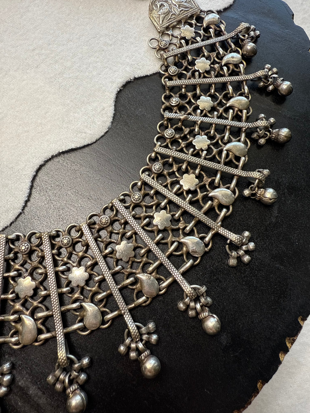Jaali Oxidized Choker