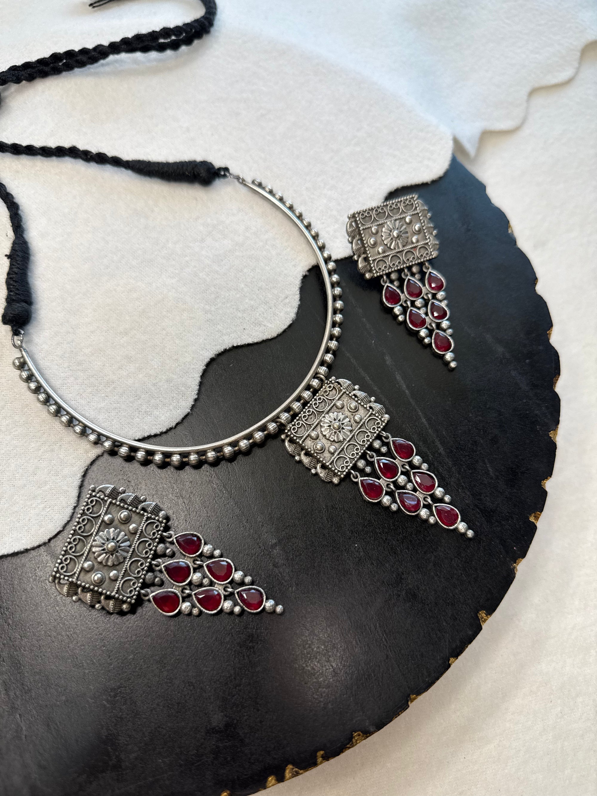 Semi-Hasli Choker - Red