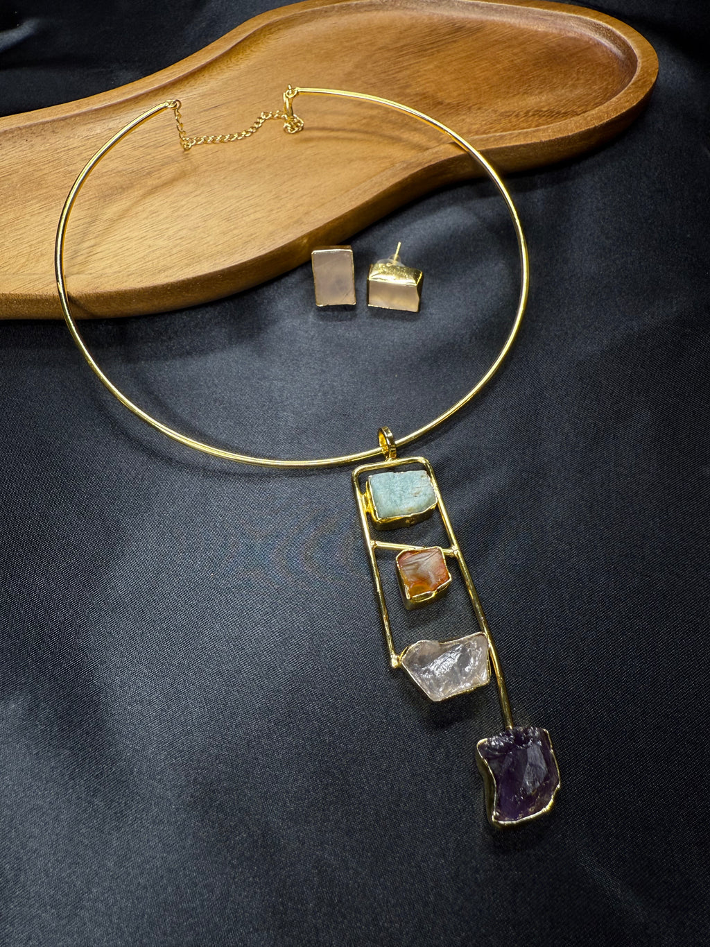 Stone Hanging Hasli & Earrings