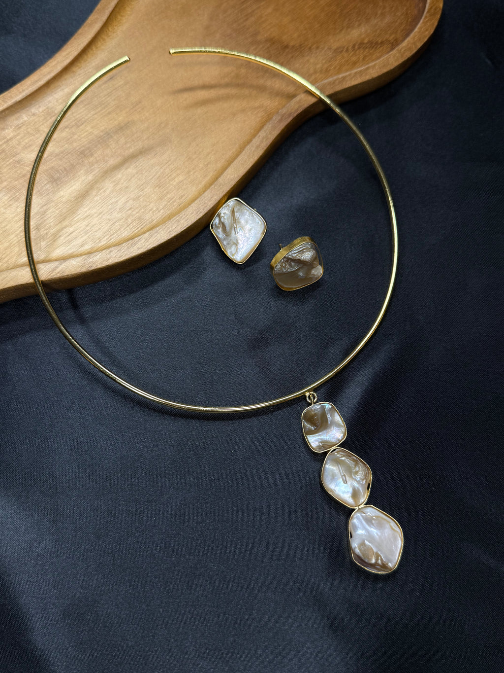 Stone Hanging Hasli & Earrings