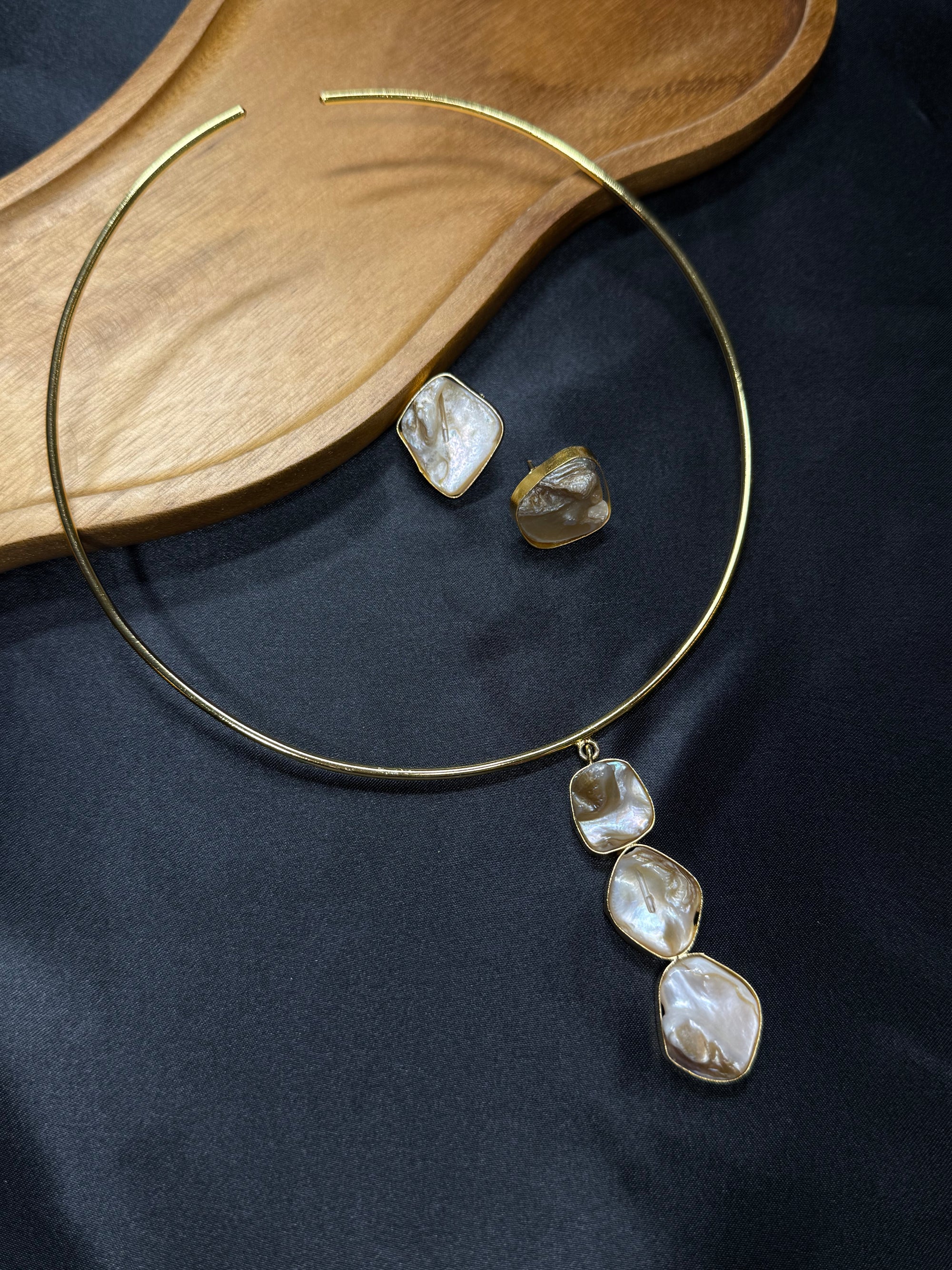 Stone Hanging Hasli & Earrings