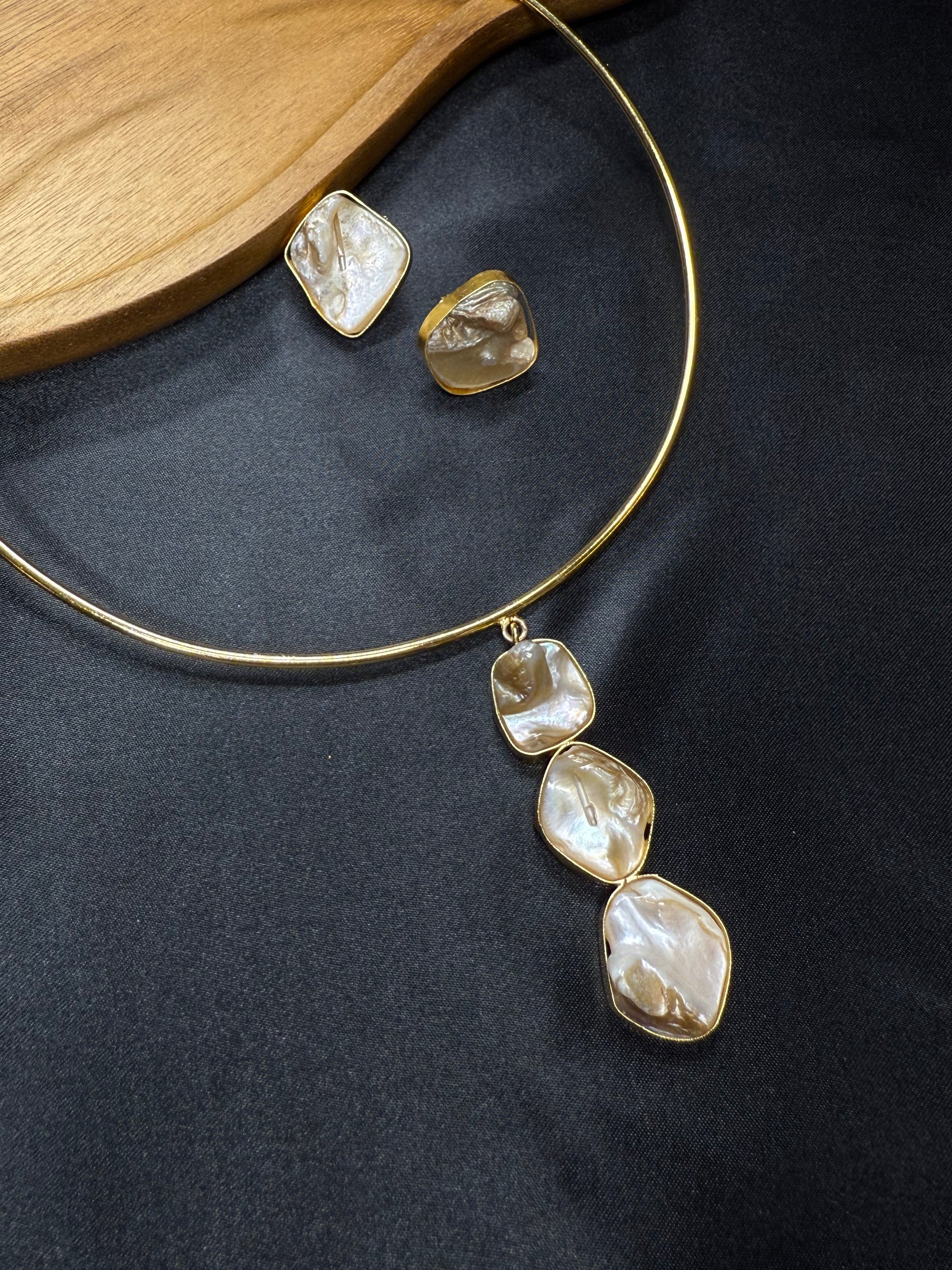 Stone Hanging Hasli & Earrings