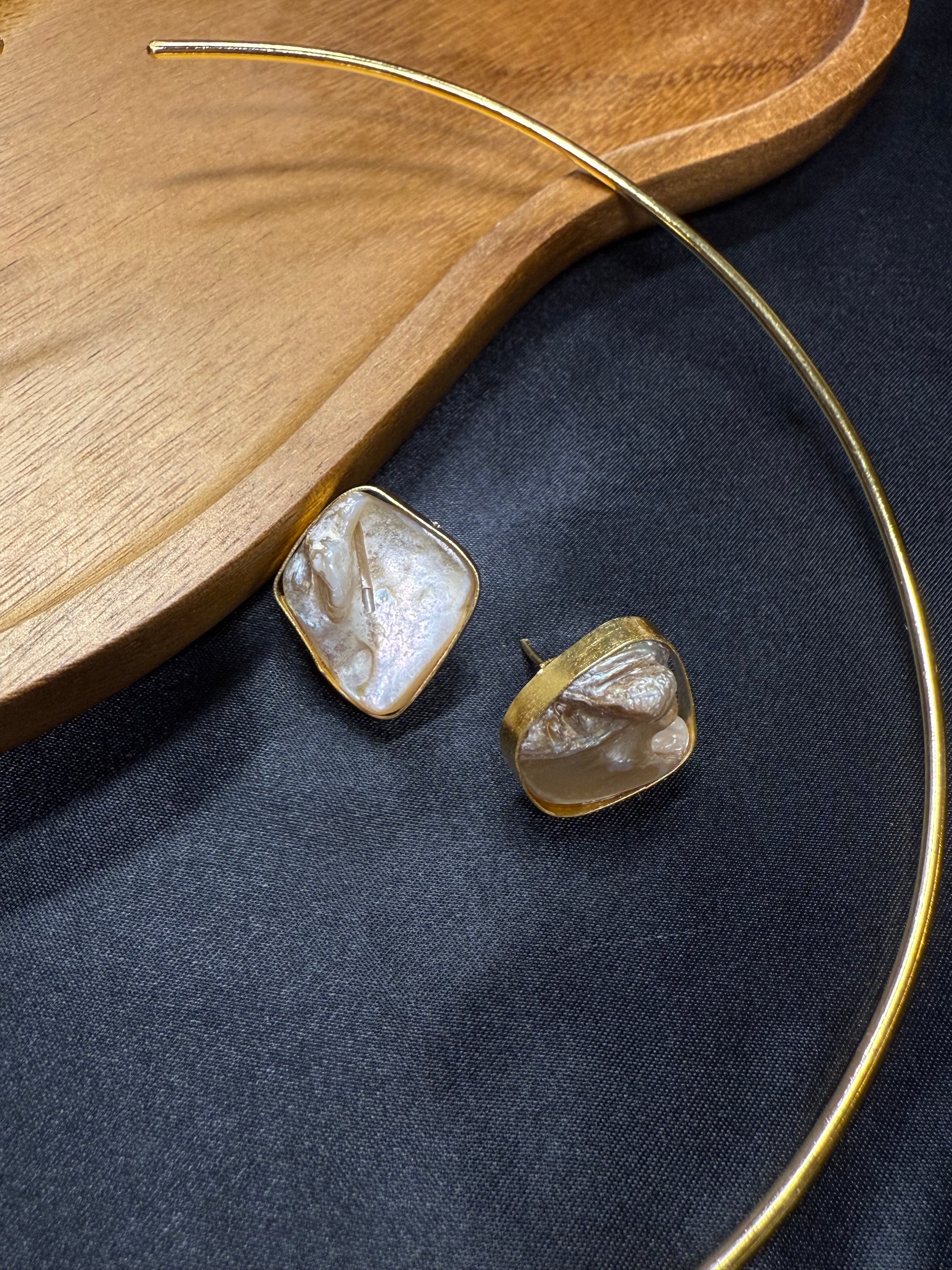 Stone Hanging Hasli & Earrings