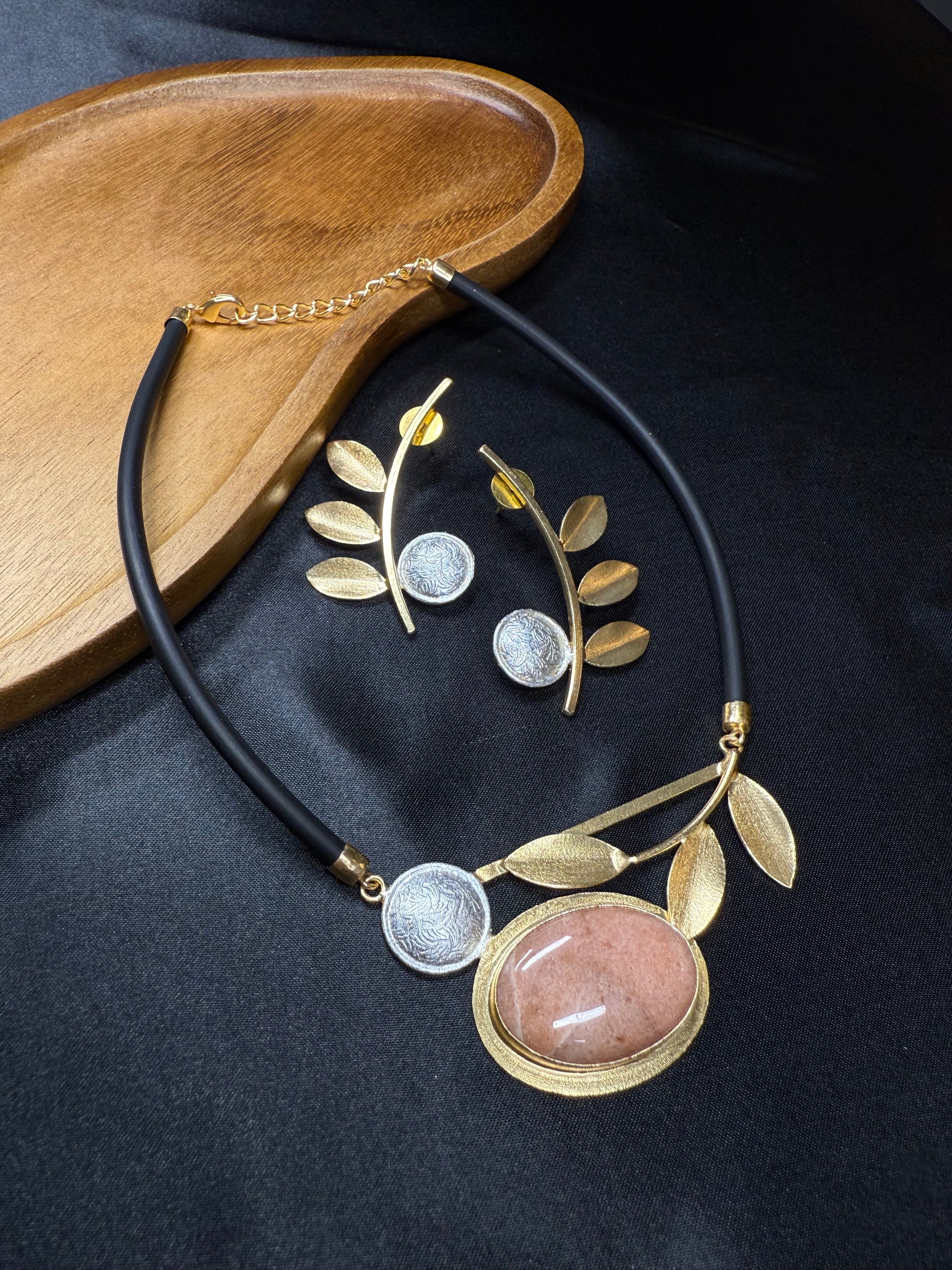 Black Gold Stunning Necklace
