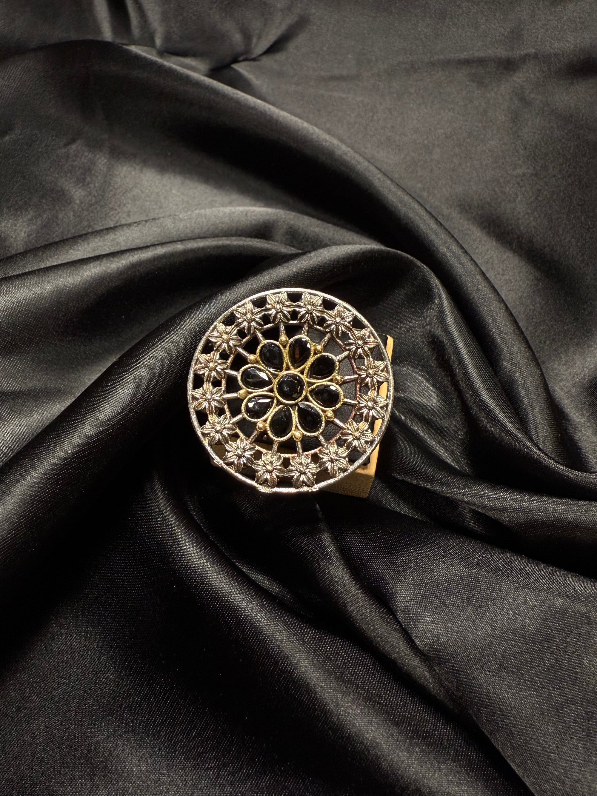 Floral Round Ring - Black