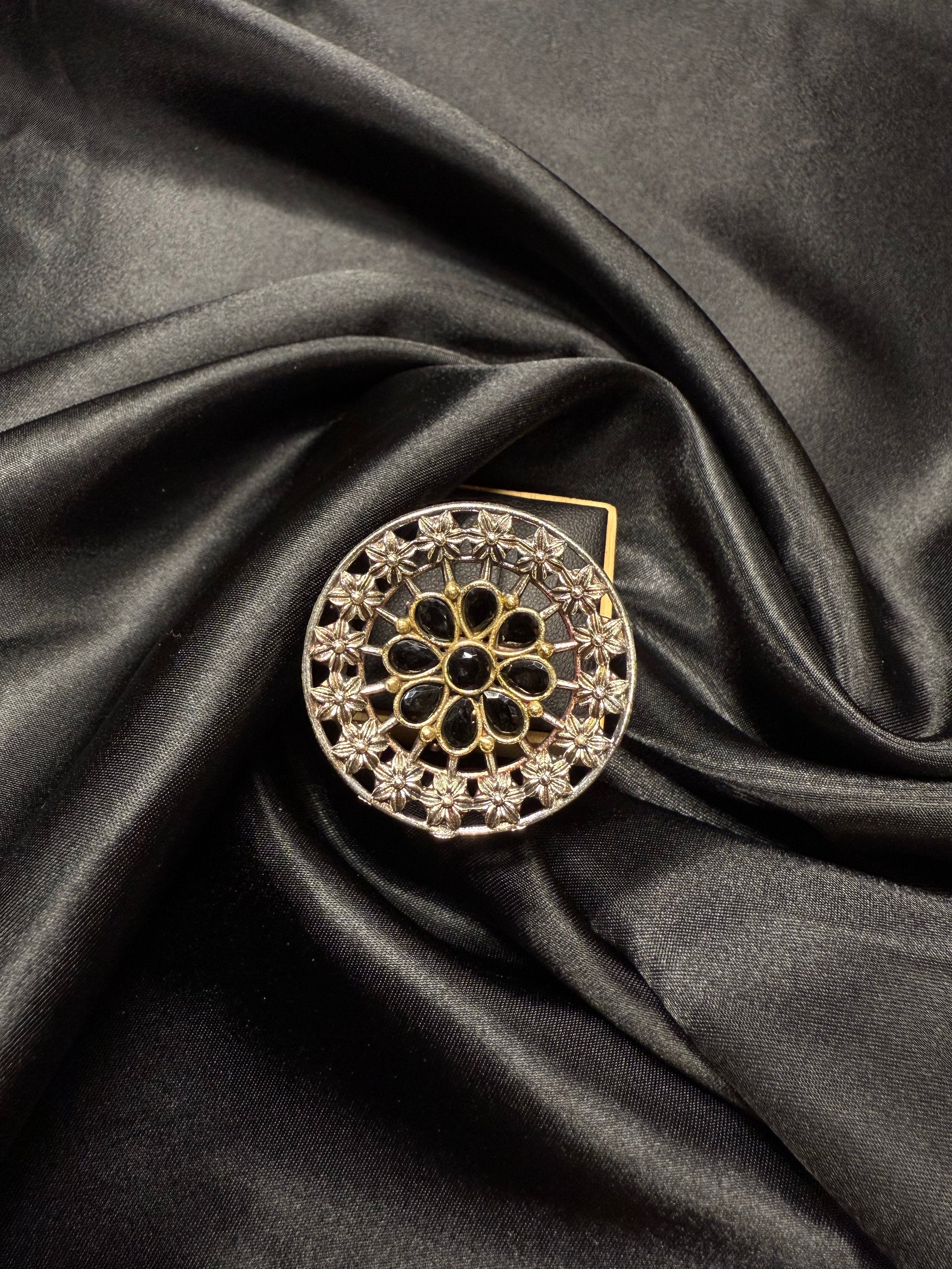 Floral Round Ring - Black