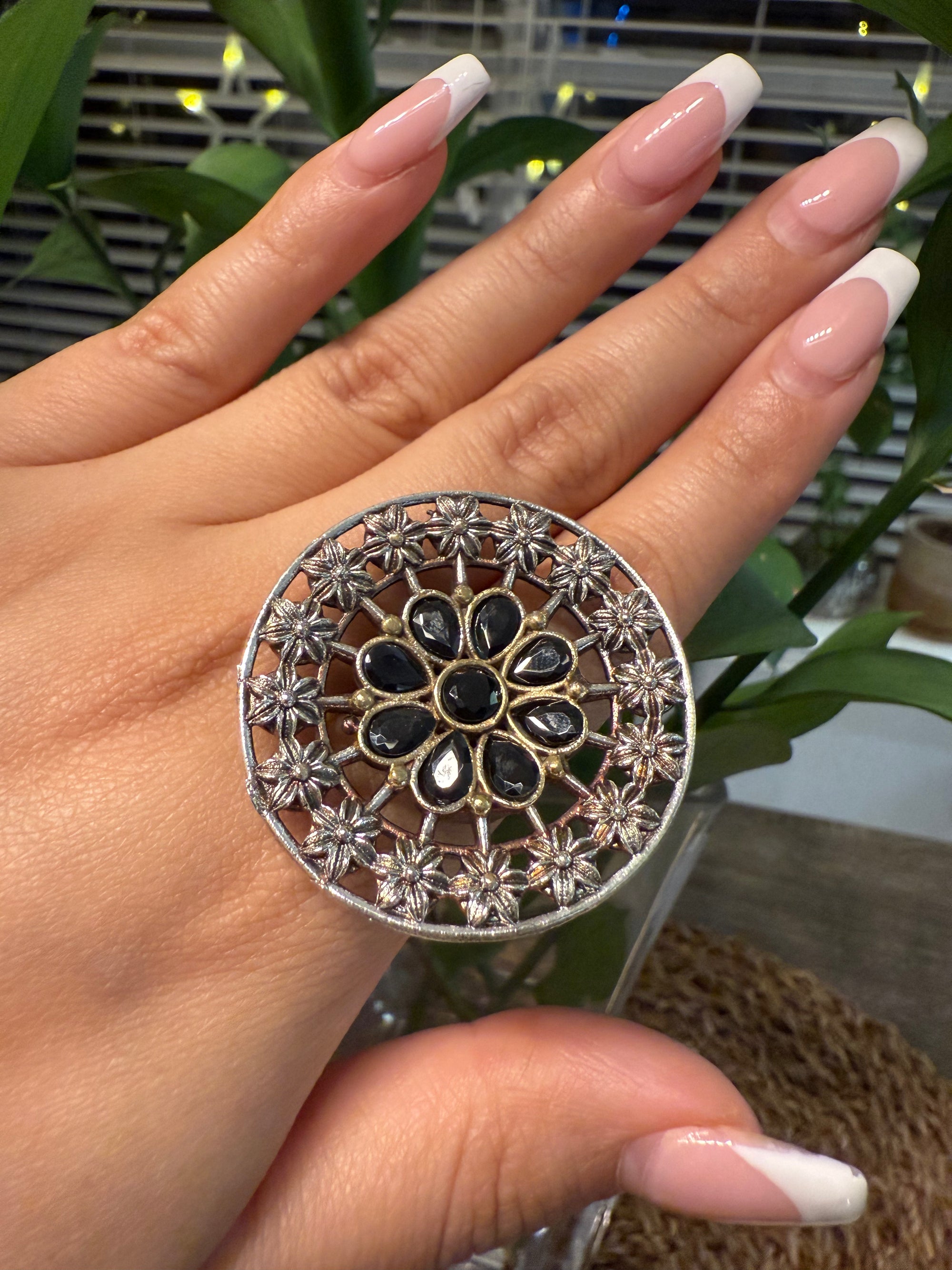Floral Round Ring - Black