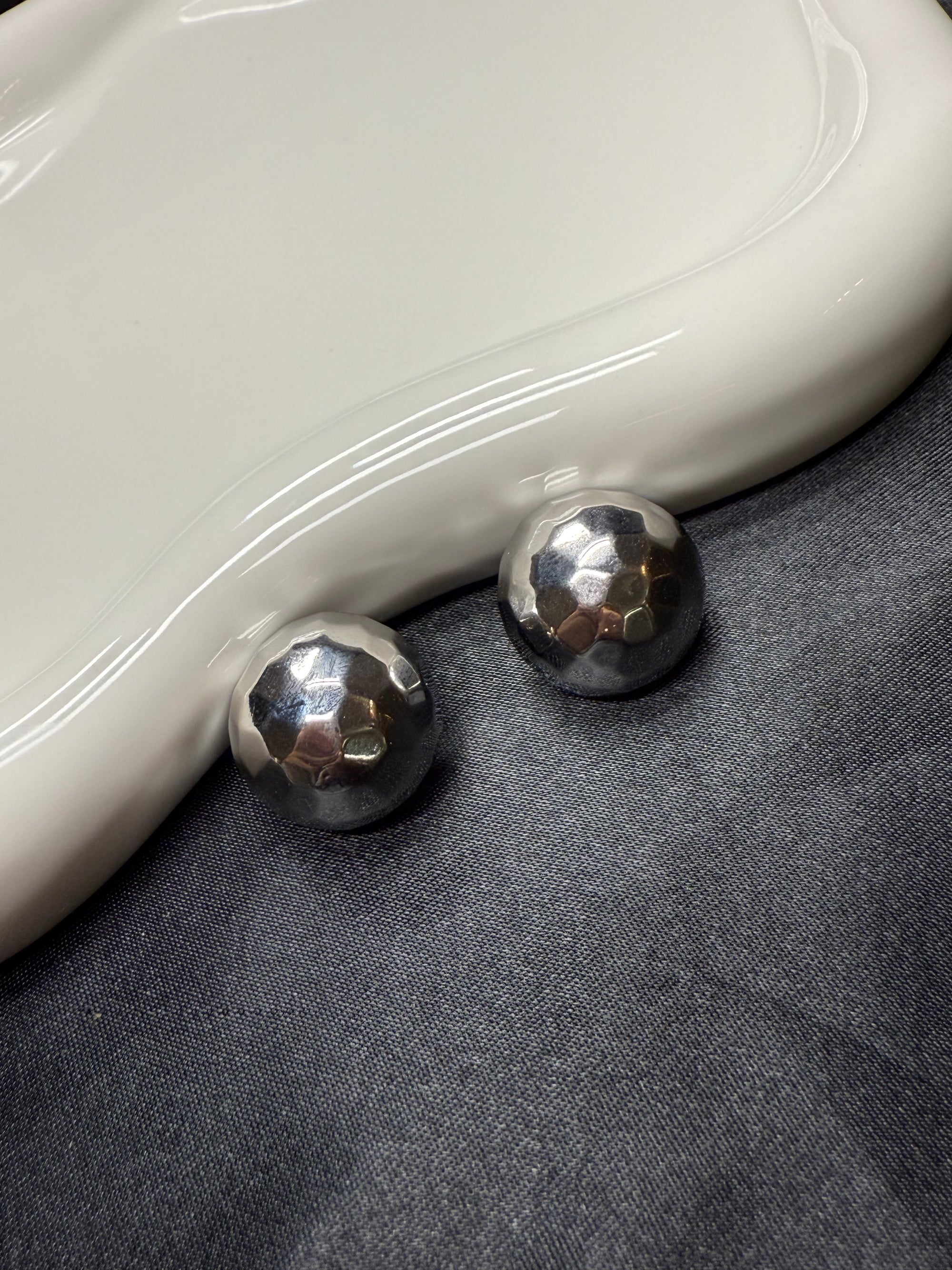 Round Studs