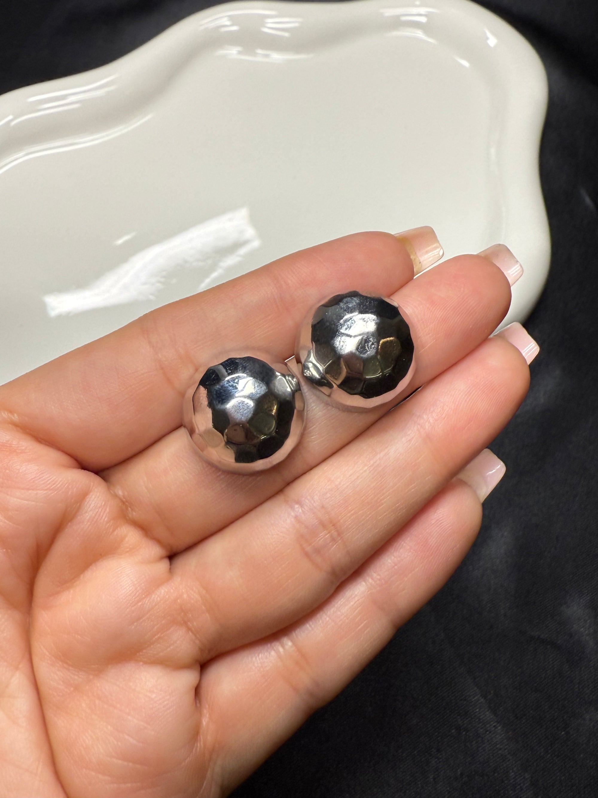 Round Studs