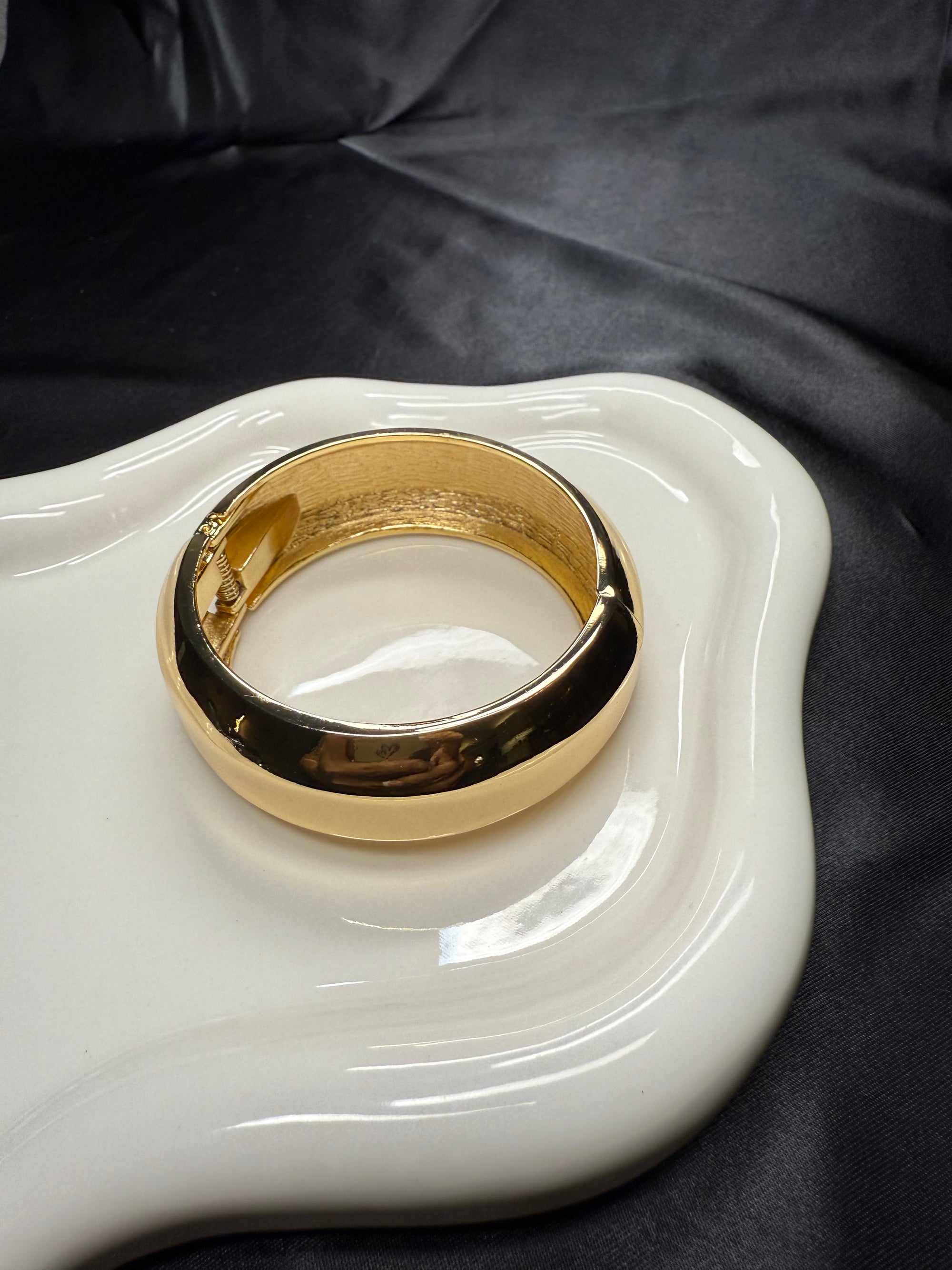 Sleek Round Bracelet