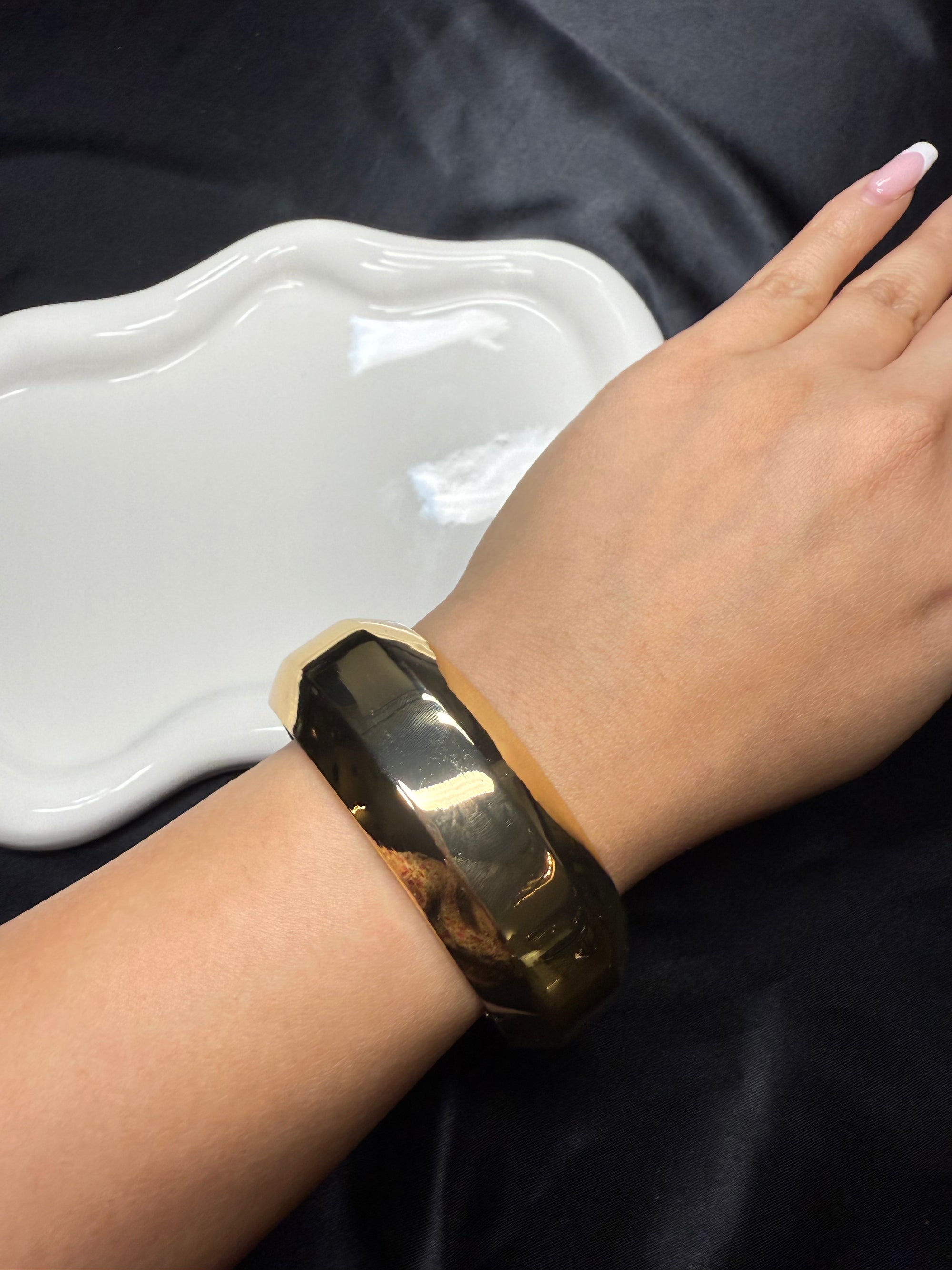 Sleek Round Bracelet