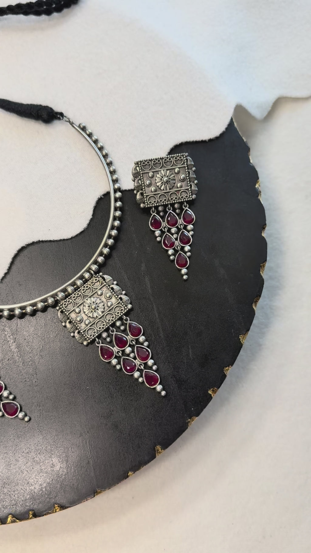 Semi-Hasli Choker - Red